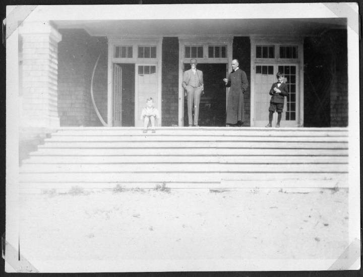 Photographie de l'abbé Imbeau et de 3 autre personnes